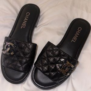Great condition! Hardly ever warn, Authentic Chanel Pearl Slides. Out of stock!